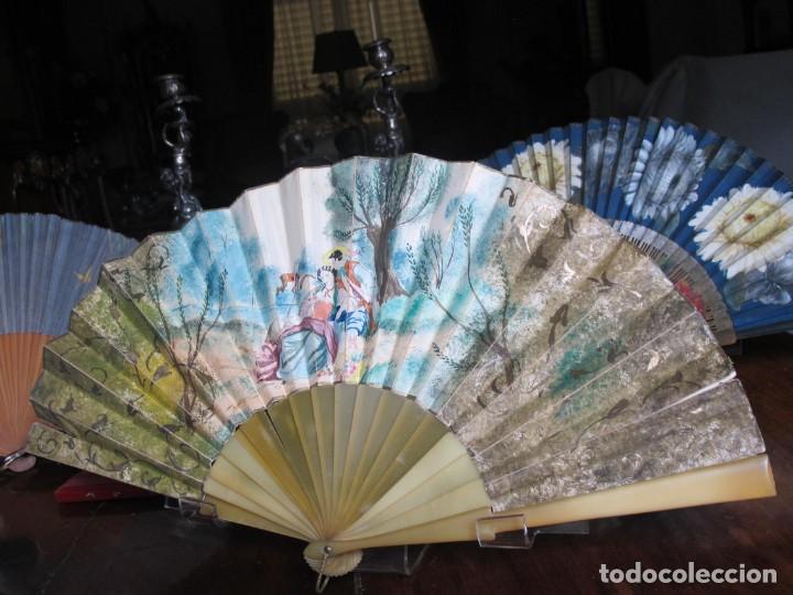 Antig&uuml;edades: ABANICO VARILLAJE DE CELULOIDE, Y PAPEL LITOGRAFIADO - Foto 1