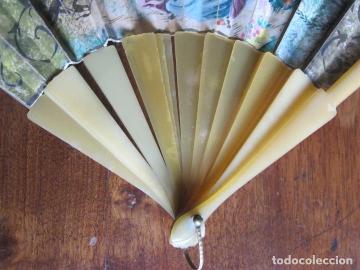Antig&uuml;edades: ABANICO VARILLAJE DE CELULOIDE, Y PAPEL LITOGRAFIADO - Foto 4