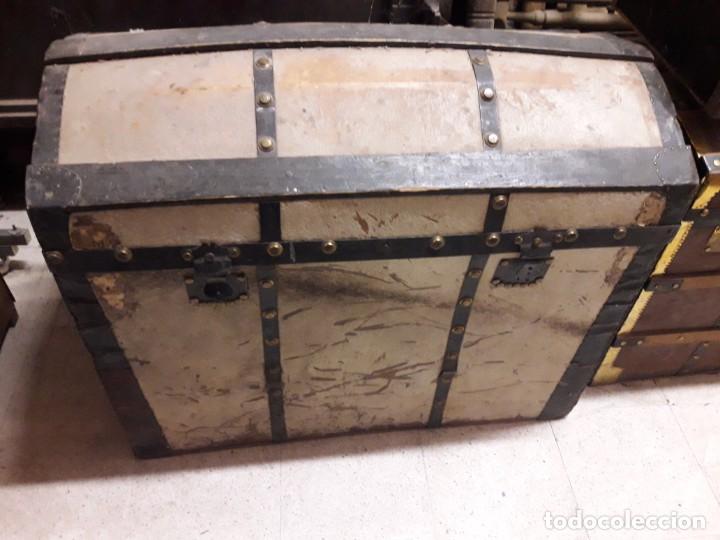 Antig&uuml;edades: Ba&uacute;l madera con cuero de vaca. - Foto 1