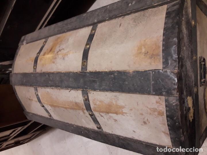 Antig&uuml;edades: Ba&uacute;l madera con cuero de vaca. - Foto 2