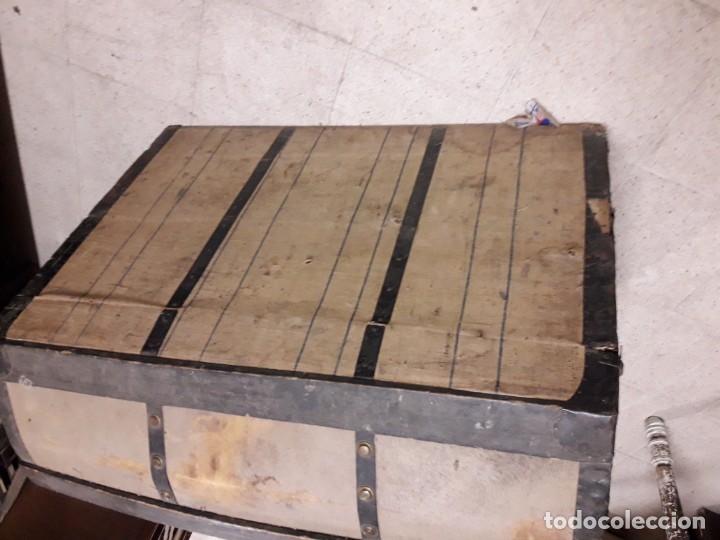 Antig&uuml;edades: Ba&uacute;l madera con cuero de vaca. - Foto 3