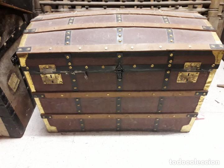 Antig&uuml;edades: Ba&uacute;l de madera tela y clavos - Foto 1