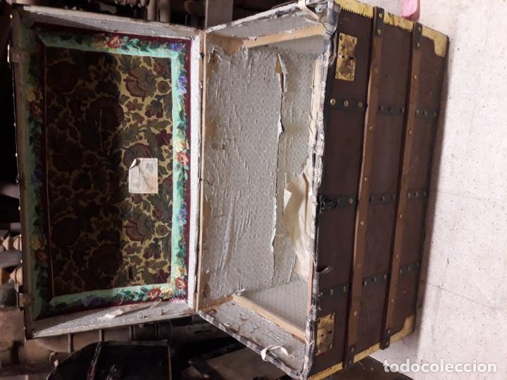 Antig&uuml;edades: Ba&uacute;l de madera tela y clavos - Foto 2