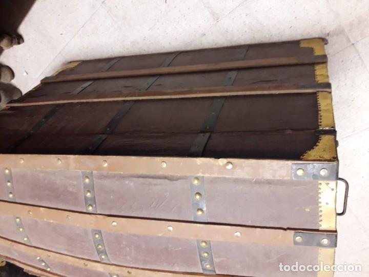 Antig&uuml;edades: Ba&uacute;l de madera tela y clavos - Foto 5