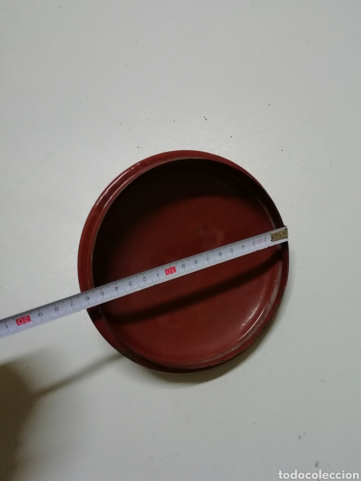 Antig&uuml;edades: Tapa esmaltada en rojo 15 cm. - Foto 2
