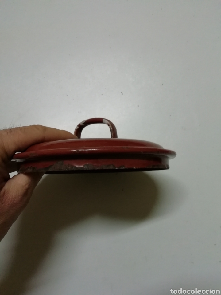 Antig&uuml;edades: Tapa esmaltada en rojo 15 cm. - Foto 3