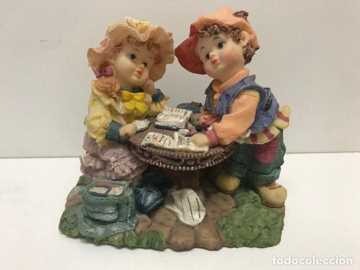Antiquit&eacute;s: FIGURA NI&Ntilde;OS ANTIGUOS LEYENDO DE RESINA