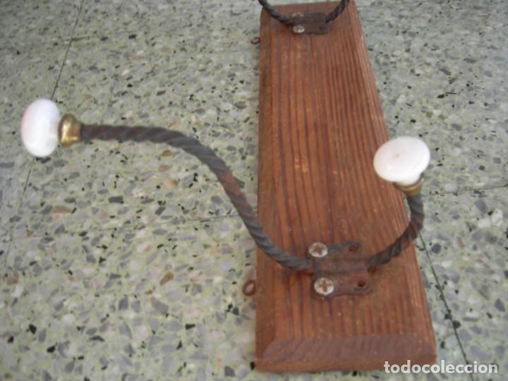 Antig&uuml;edades: Antiguo perchero o colgador de pared rustico. - Foto 2
