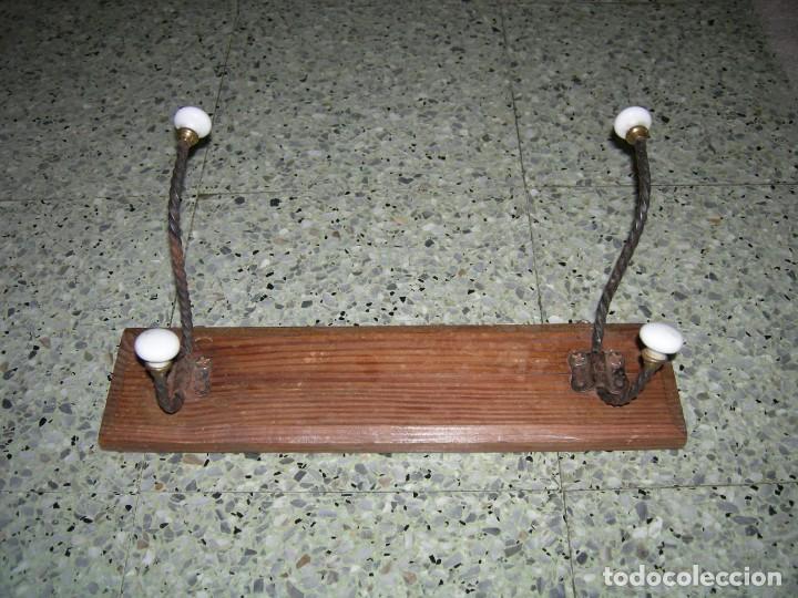 Antig&uuml;edades: Antiguo perchero o colgador de pared rustico. - Foto 3