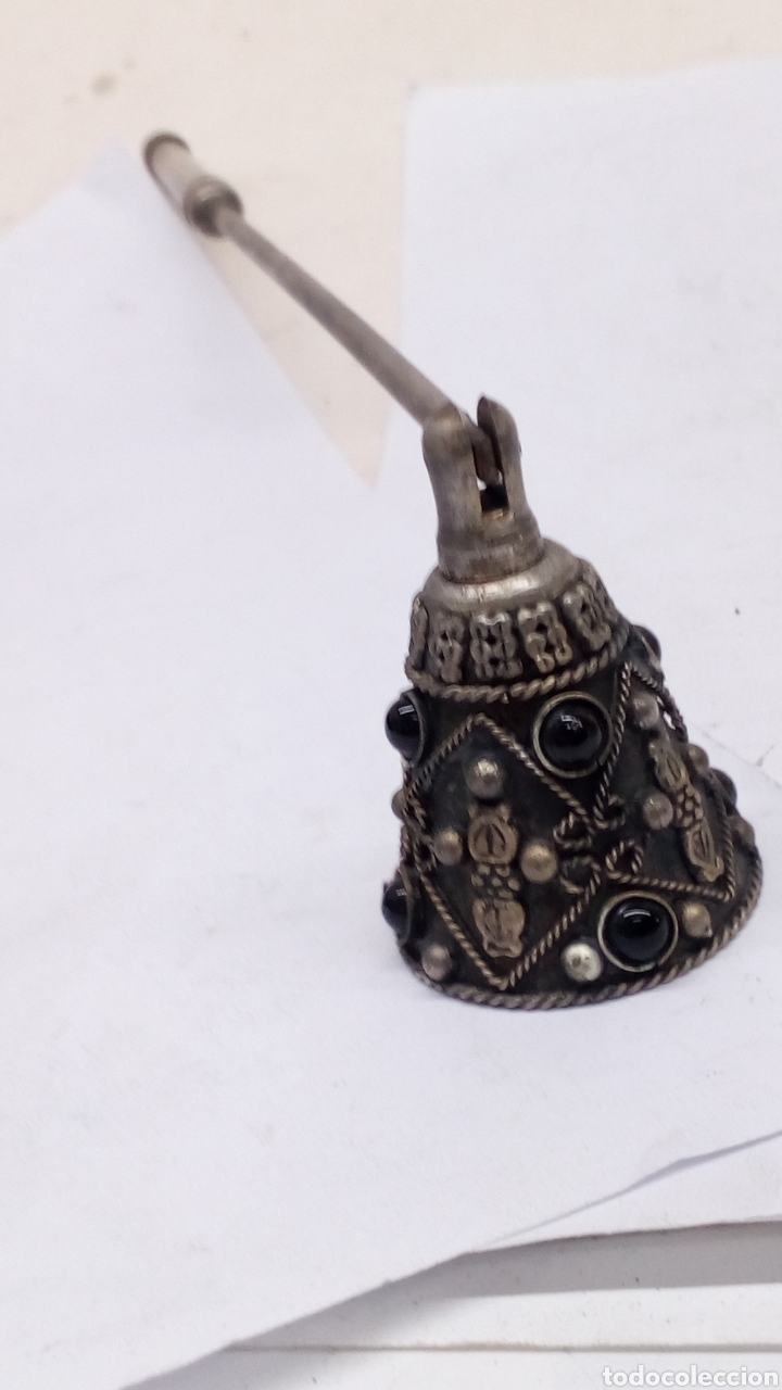 Antiquit&eacute;s: Apagavelas de metal antiguo con piedras negras