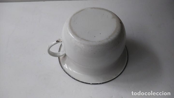 Antig&uuml;edades: orinal de hierro esmaltado - Foto 8