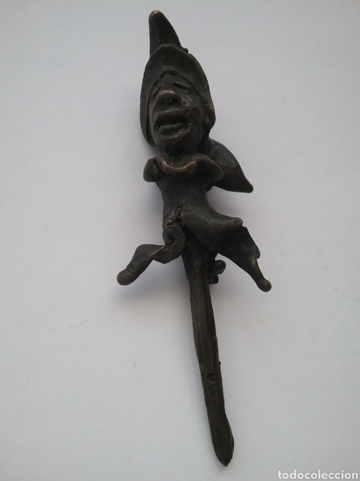 Antiguidades: Aguja con cabeza de Arlequ&iacute;n en bronce.