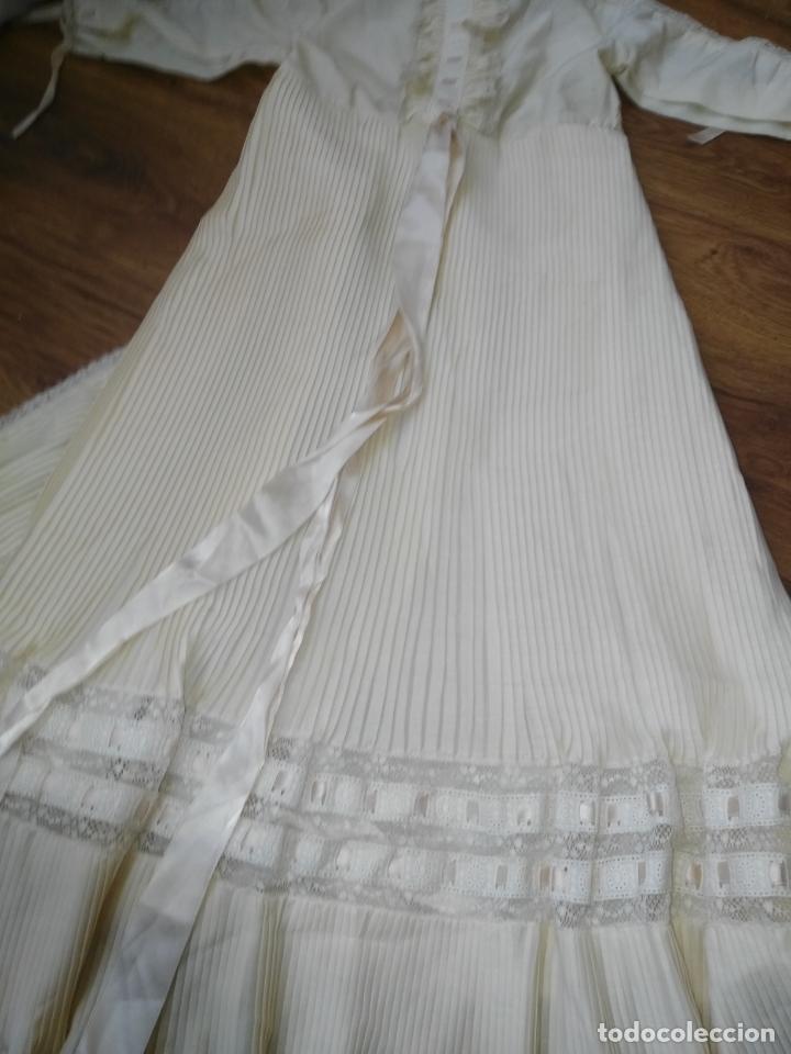 Antig&uuml;edades: Traje de cristianar beige - Foto 3
