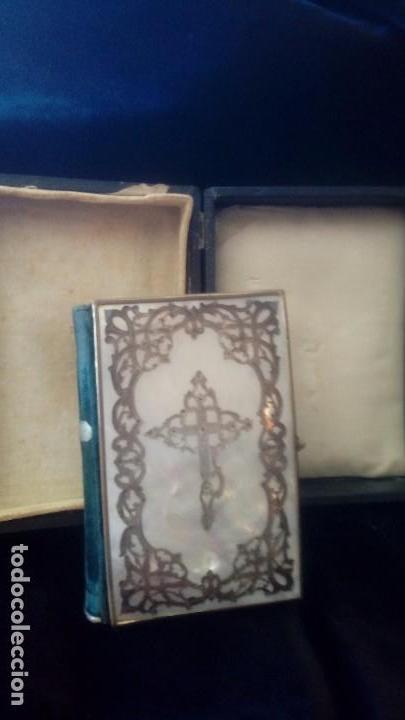 Antig&uuml;edades: Antiguo devocionario S.XIX De nacar - Foto 2