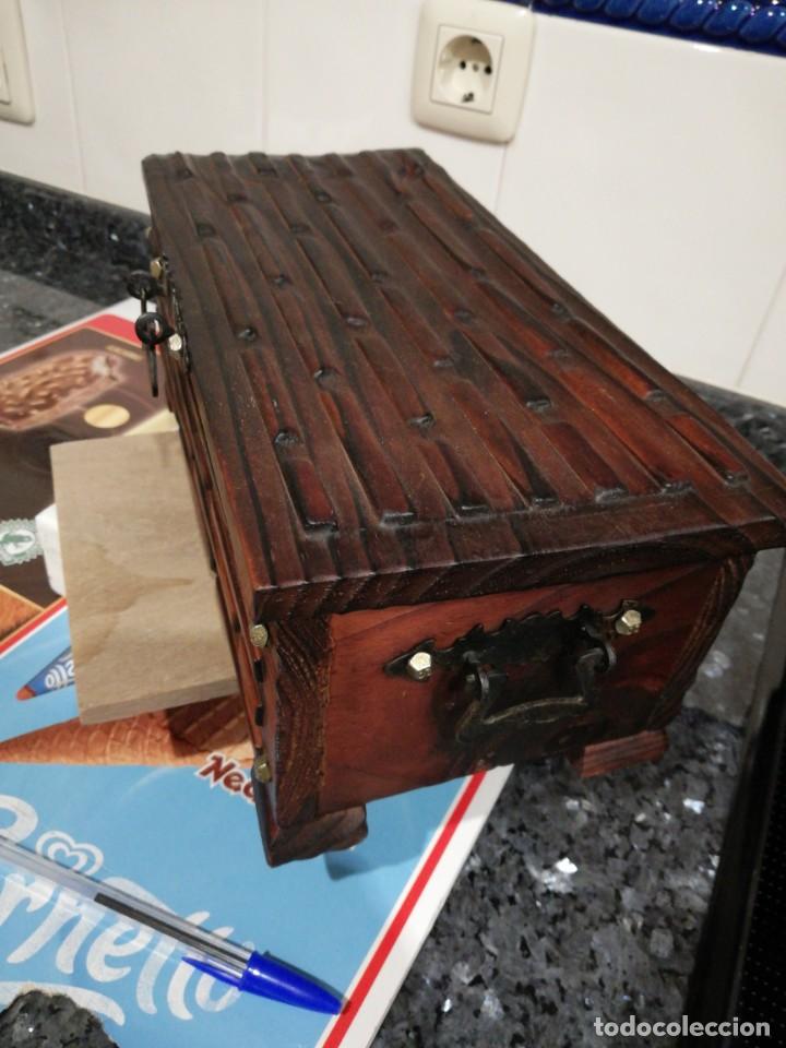 Antig&uuml;edades: Caja de madera estilo baul. - Foto 4