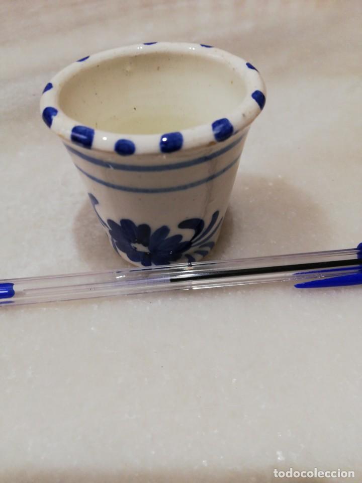 Oggetti Antichi: Antigua maceta en miniatura esmaltada y pintada a mano.