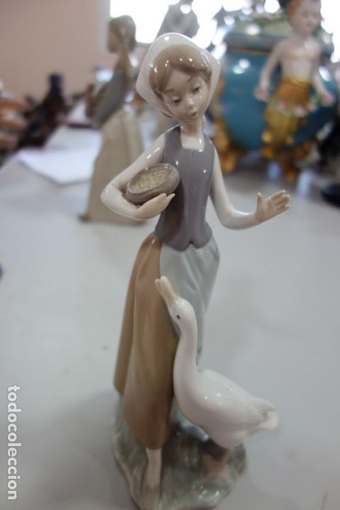 Antig&uuml;edades: Dar de comer a mi pato de LLADRO - Foto 1