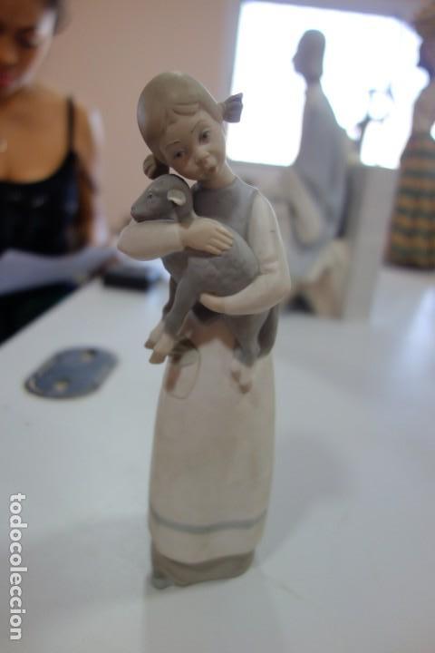 Antig&uuml;edades: Abrazando mi cordero de LLADRO DE LOS A&Ntilde;OS 70 - Foto 1