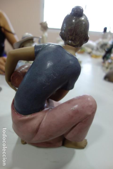 Antig&uuml;edades: Mujer con c&aacute;ntaro de LLADRO DE LOS A&Ntilde;OS 70 - Foto 3