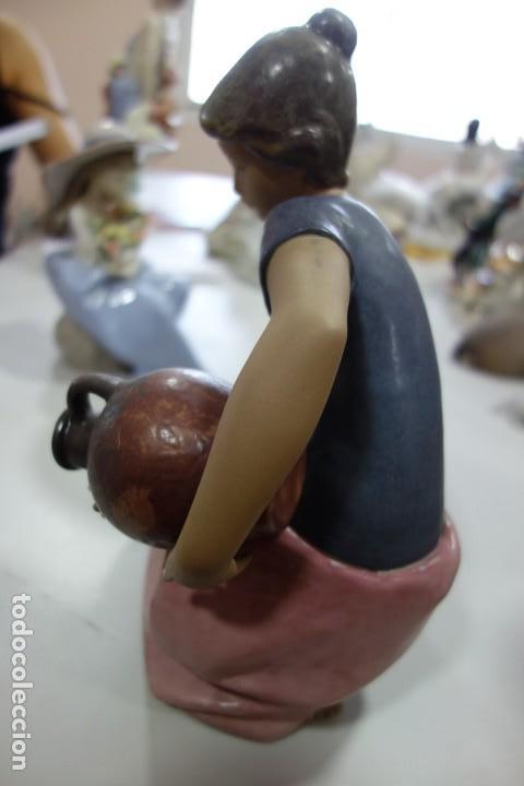 Antig&uuml;edades: Mujer con c&aacute;ntaro de LLADRO DE LOS A&Ntilde;OS 70 - Foto 4