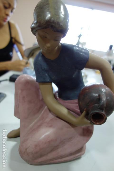 Antig&uuml;edades: Mujer con c&aacute;ntaro de LLADRO DE LOS A&Ntilde;OS 70 - Foto 1