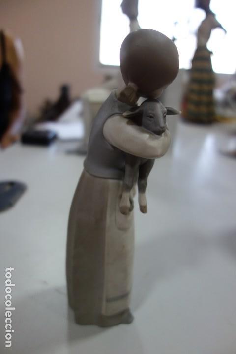 Antig&uuml;edades: Abrazando mi cordero de LLADRO DE LOS A&Ntilde;OS 70 - Foto 3