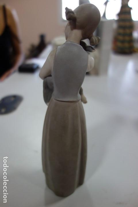 Antig&uuml;edades: Abrazando mi cordero de LLADRO DE LOS A&Ntilde;OS 70 - Foto 4