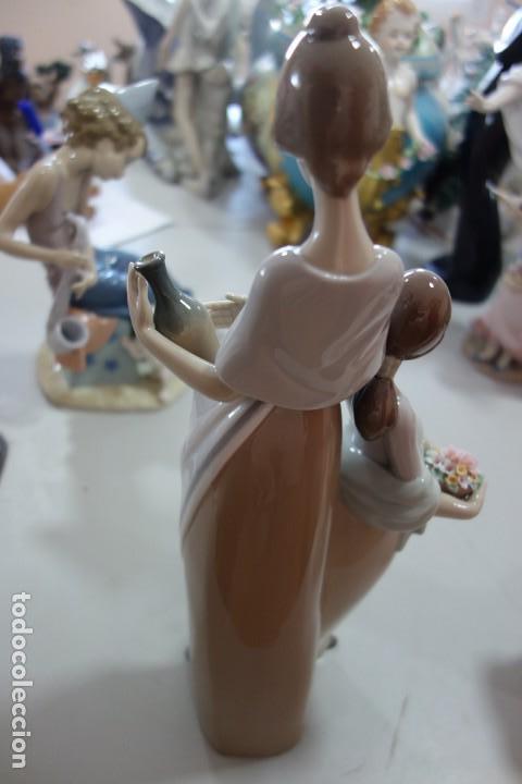 Antig&uuml;edades: Flores al florero de LLADRO. - Foto 3