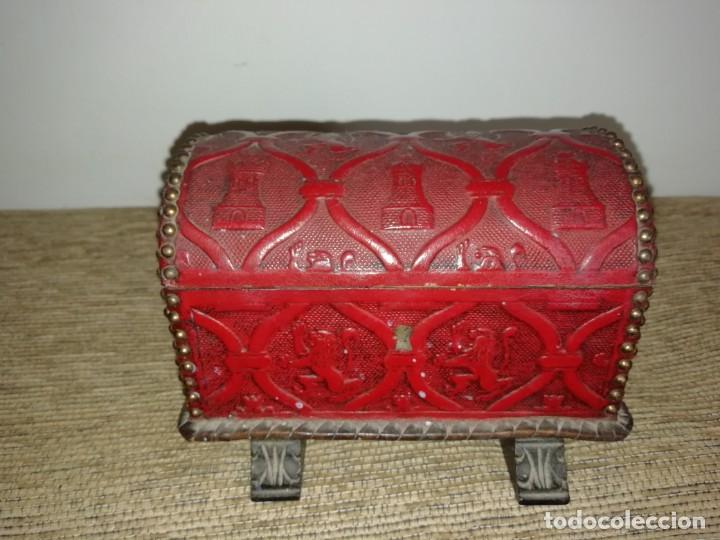 Antig&uuml;edades: antiguo joyero o similar en piel y madera castillos y leon