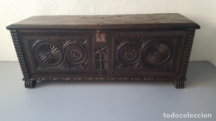 Antig&uuml;edades: Arc&oacute;n  tallado. - Foto 1