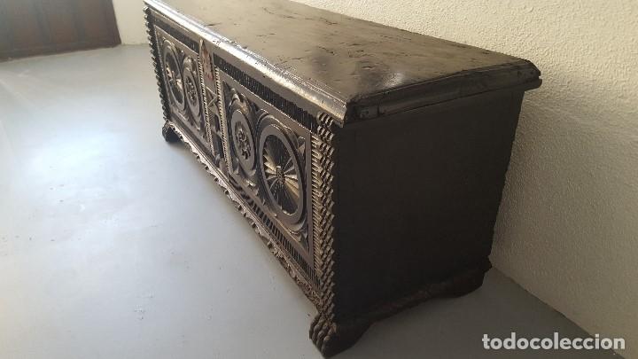 Antig&uuml;edades: Arc&oacute;n  tallado. - Foto 2