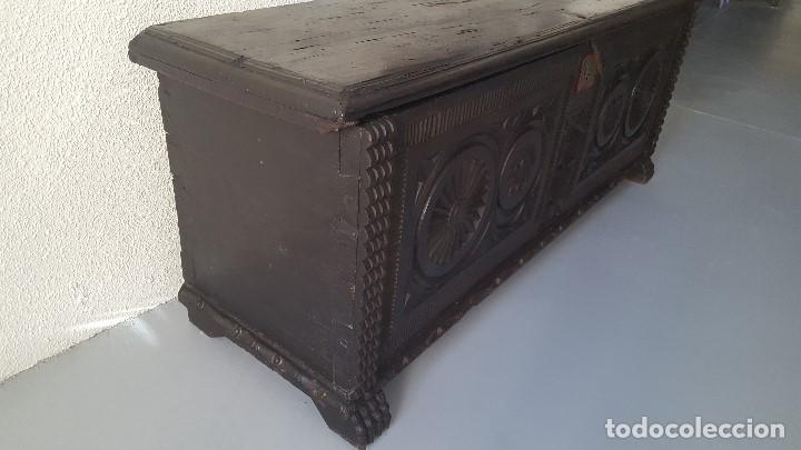 Antig&uuml;edades: Arc&oacute;n  tallado. - Foto 3