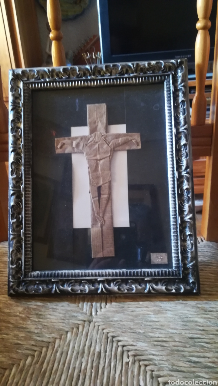 Antig&uuml;edades: Crucifijo enmarcado de papiroflexia - Foto 1