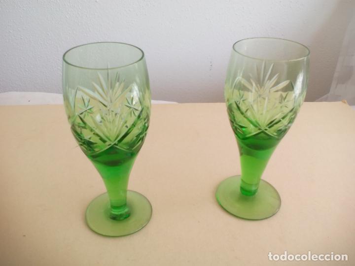 Antiguidades: 2 COPAS DE CRISTAL VERDE PARA LICOR. 13,5 X 5 CM