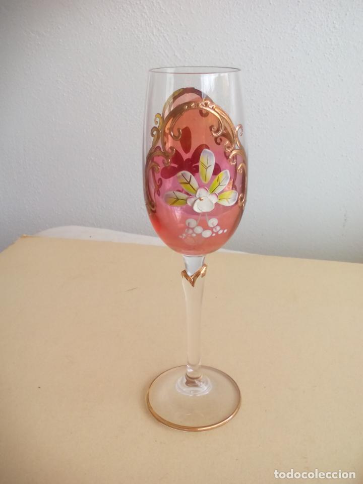 Antiguidades: COPA DE CRISTAL PINTADA A MANO CON FLORES EN RELIEVE Y FILO DORADO