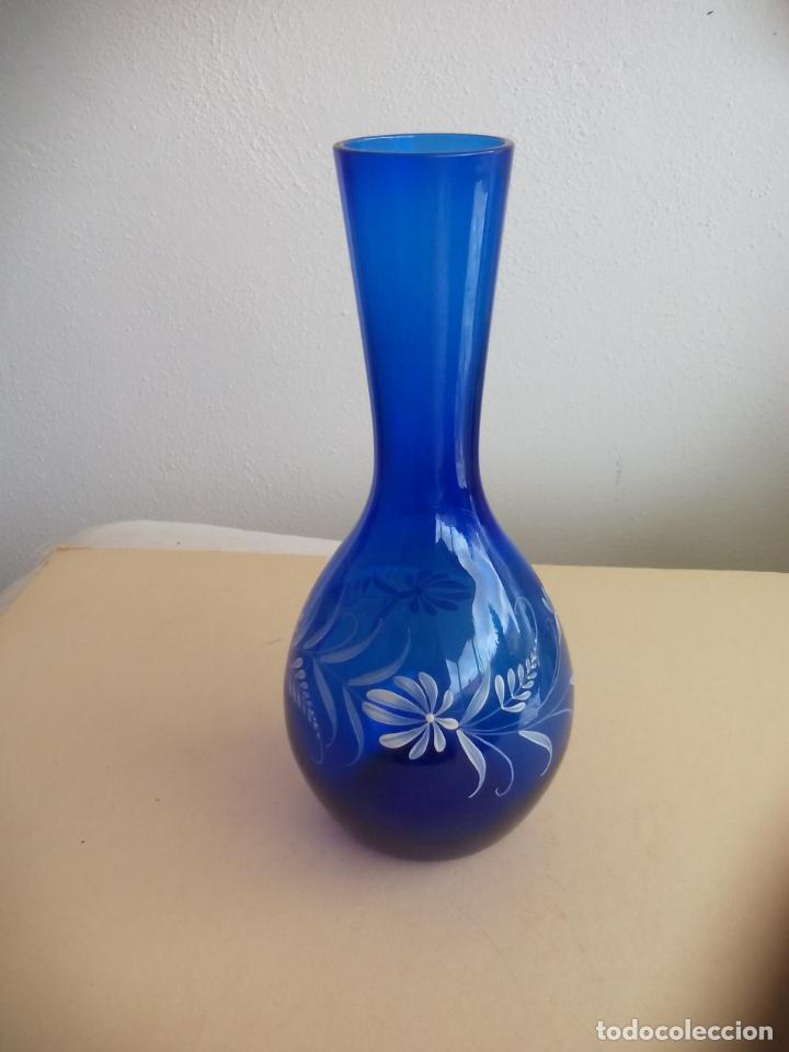 Antiguidades: FLORERO O JARR&Oacute;N DE CRISTAL AZUL, DECORADO A MANO CON FLORES 25CM