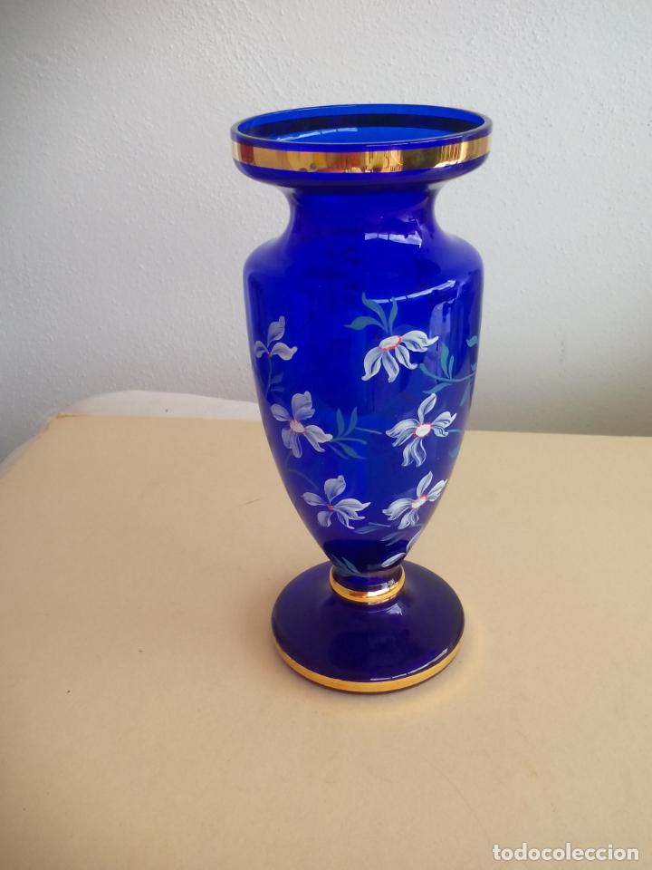 Antiguidades: FLORERO O JARR&Oacute;N DE CRISTAL AZUL, DECORADO A MANO CON FLORES 21CM