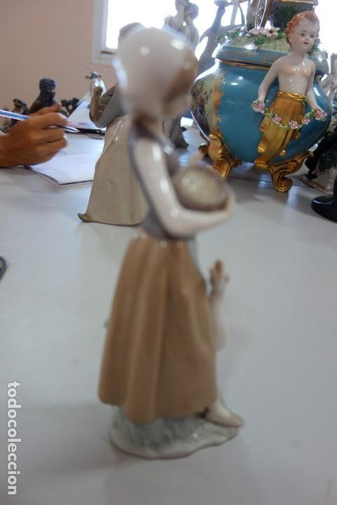 Antig&uuml;edades: Dar de comer a mi pato de LLADRO - Foto 2