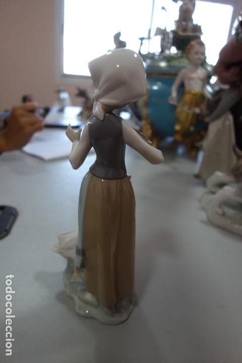 Antig&uuml;edades: Dar de comer a mi pato de LLADRO - Foto 3