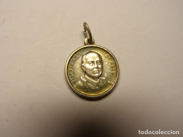 Oggetti Antichi: Antigua medalla religiosa relicario con reliquia del beato Enrique de Osso.