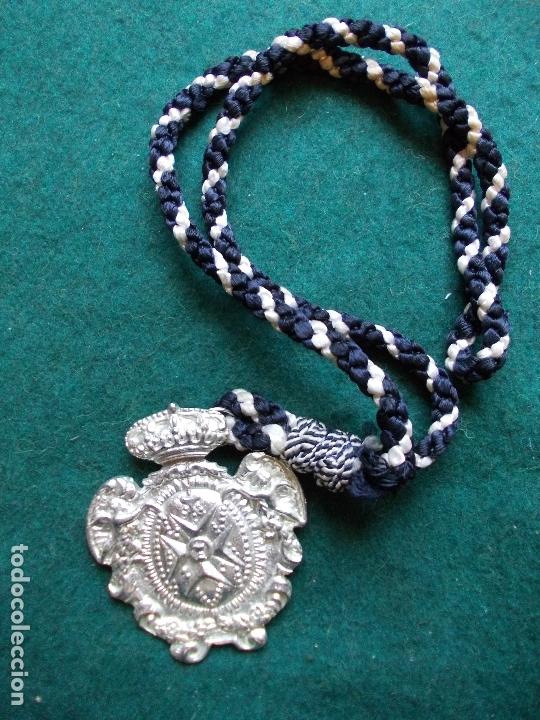 Antig&uuml;edades: Medalla antigua con cordon - Foto 1