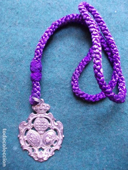 Antig&uuml;edades: Medalla antigua con cordon - Foto 2