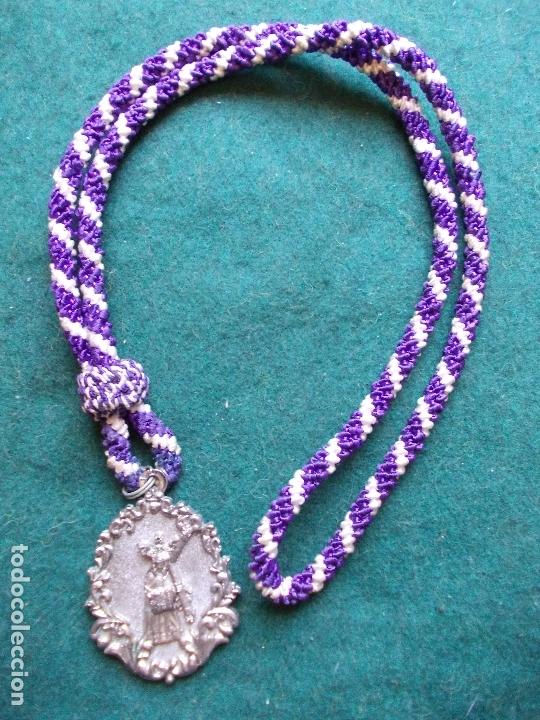 Antig&uuml;edades: Medalla antigua con cordon - Foto 2