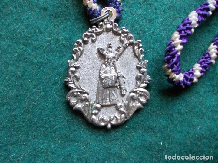Antig&uuml;edades: Medalla antigua con cordon - Foto 1
