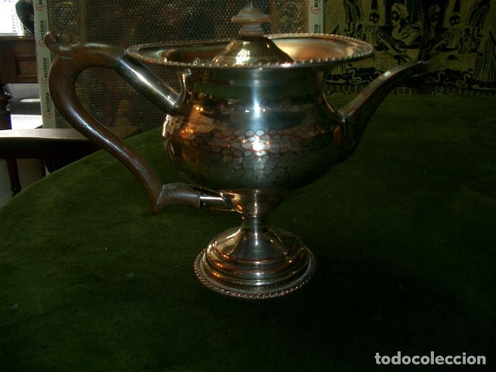 Antiguidades: tetera antigua en cobre plateado