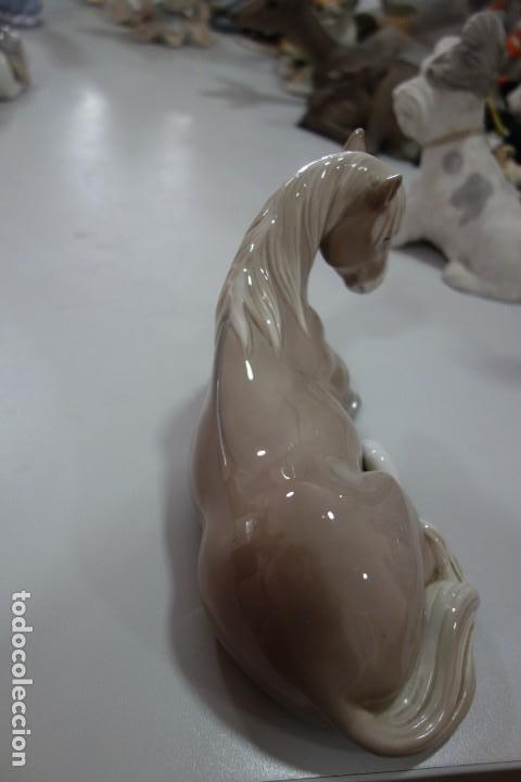 Antig&uuml;edades: Caballito en reposo de lladro - Foto 4