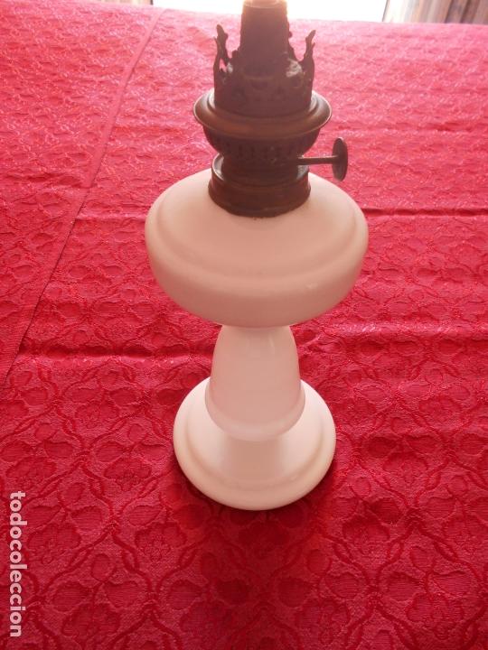 Antig&uuml;edades: ANTIGUO QUINQUE DE OPALINA SOPLADO, MIDE 29 CMS. DE ALTO - Foto 2