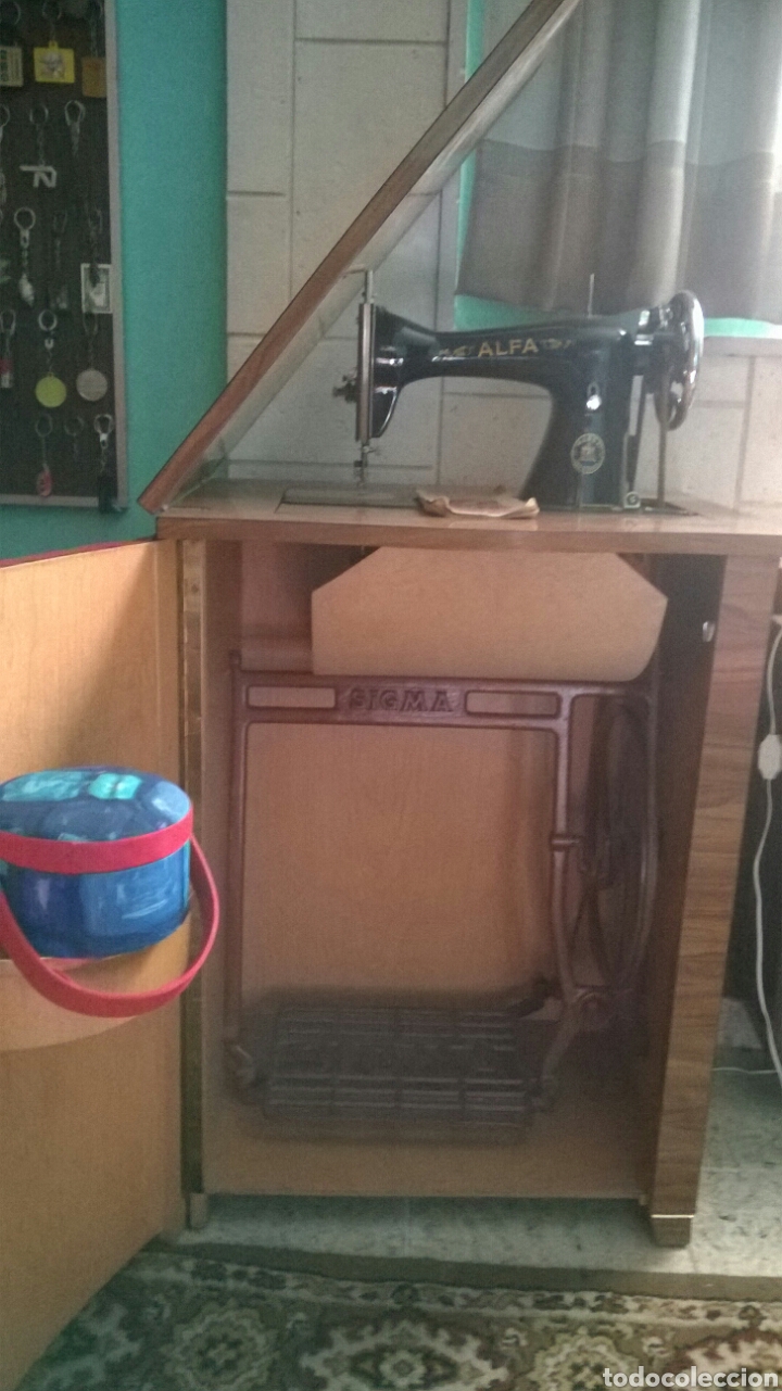 Antiquit&eacute;s: M&aacute;quina de coser Alpha, con mueble.