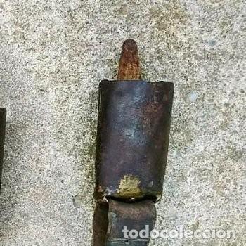 Antig&uuml;edades: Antiguo Cencerro con Badajo de Madera - Foto 2