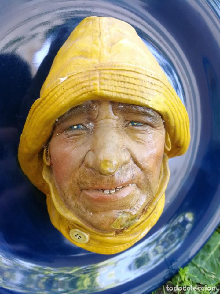 Antiquit&auml;ten: PRECISO PLATO DECORATIVO CON FIGURA MARINERO YESO POLICROMADO DE 22CM DI&Aacute;METRO, A&Ntilde;OS 70's.